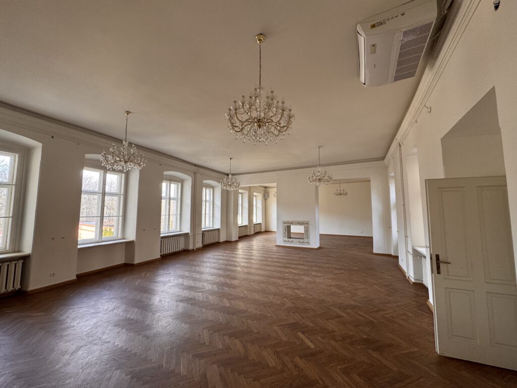 Kanonicza 15 – large hall with street-facing windows