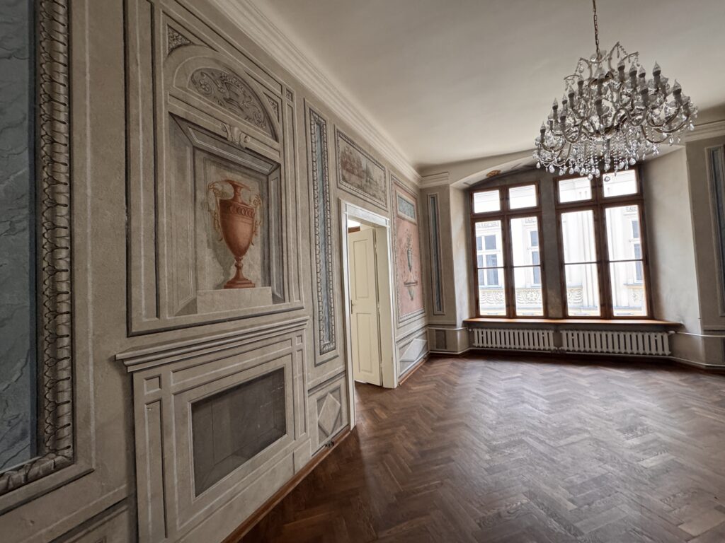Kanonicza 15 – room with painted wall decoration